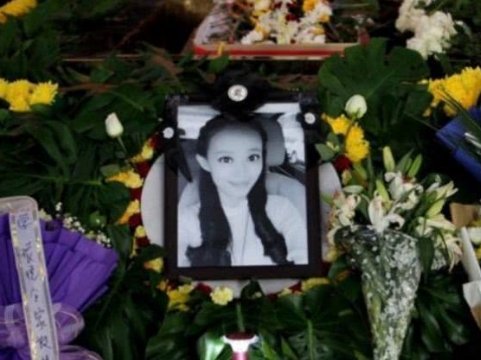 央视主持邱园园，为保胎放弃抗癌，葬礼上哭到晕厥的丈夫今怎样了？