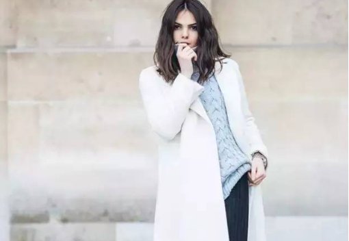 米色外套里面配什么颜色的衣服