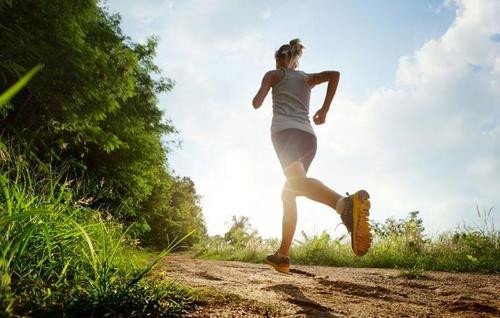 奔跑一百多公里回家过年的小伙火了，跑步对身体有哪些好处？