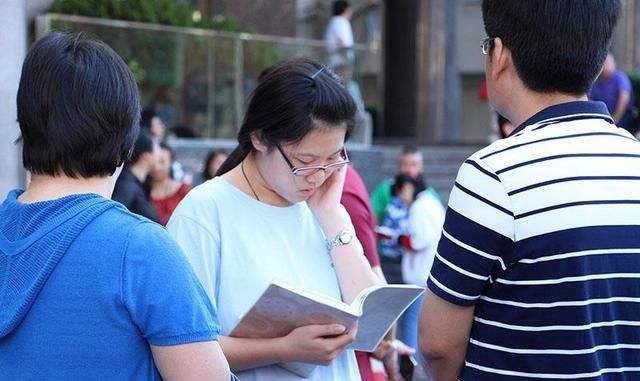沈阳一学生读书3年无缘高考,谁该为这位学生的未来负责?