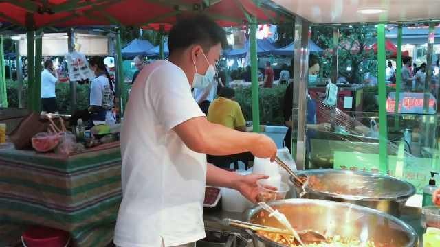 为了谋生,34岁研究生在菜市场摆摊卖鸡爪,他的行为是否值得鼓励?