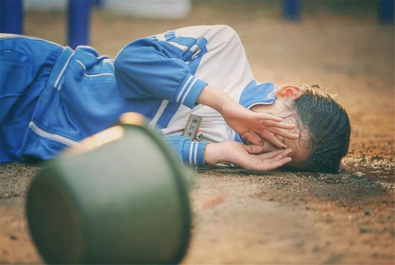 奇葩男子铁锤砸300万法拉利，法盲的危害力有多大？