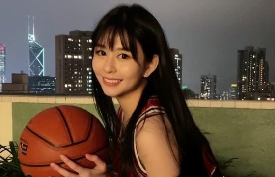 邱淑贞22岁女儿近照成熟,半露香肩姿势好诱人,她是否有出道的可能?