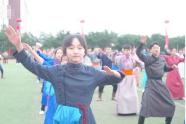 5000名学生穿戏服跳川剧操,是不是对历史的一种继承?