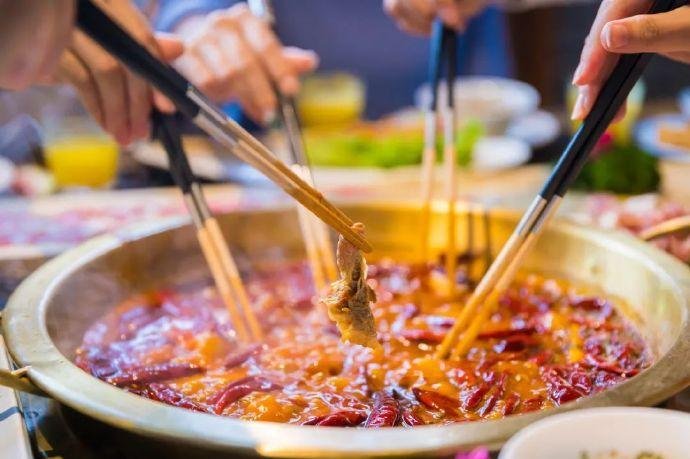 江苏南京一男子爱吃火锅双手痛风似生姜,这件事给予我们什么警示?