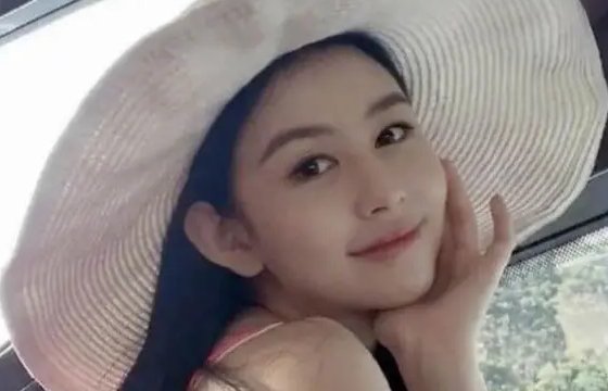 邱淑贞22岁女儿近照成熟,半露香肩姿势好诱人,她是否有出道的可能?