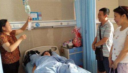 妻子陪护丈夫住院，在丈夫病床上独自酣睡，丈夫评价妻子心大，怎么理解？