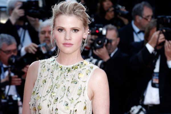 超模·劳拉·斯通与男友一同现身街头，素颜现身，保养得如何？