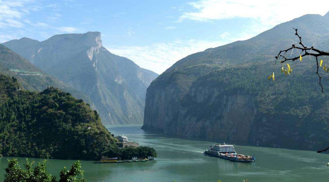 重庆回应女子玩高空项目坠落,女子有无性命之忧?