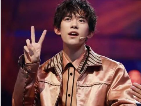 如何评论易烊千玺在演唱会上使用道具镜子,有何意义？