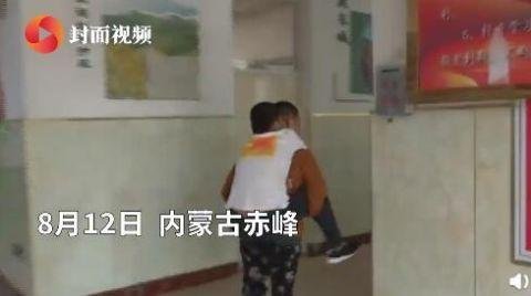 13岁男孩5年来坚持背患病同学上学,是什么支撑着他?