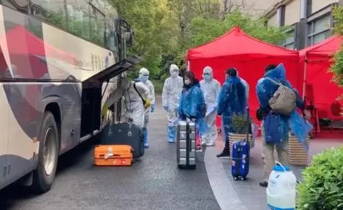 西安一女子在酒店被隔离,哭着讨要卫生巾,具体情况是怎样的?