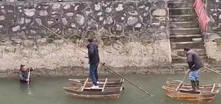 警方回应河道现大量现金众人捞钱，这是怎么一回事？