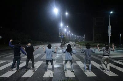 广西十几个人在大桥上并排压马路导致交通拥堵,他们为什么要这么做?