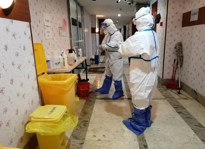 西安一女子在酒店被隔离,哭着讨要卫生巾,具体情况是怎样的?