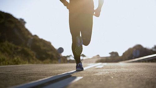 奔跑一百多公里回家过年的小伙火了，跑步对身体有哪些好处？