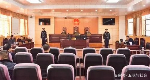 广东茂名一交警执法时遭司机砍伤,嫌犯的行为是否构成故意伤害罪?