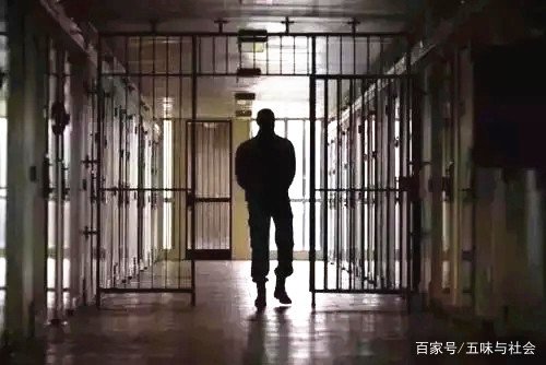 广东茂名一交警执法时遭司机砍伤,嫌犯的行为是否构成故意伤害罪?