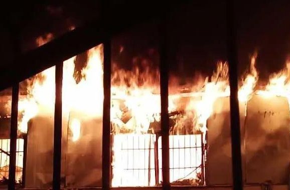 南宁一小区楼顶烧成火海，现场的火情如何？