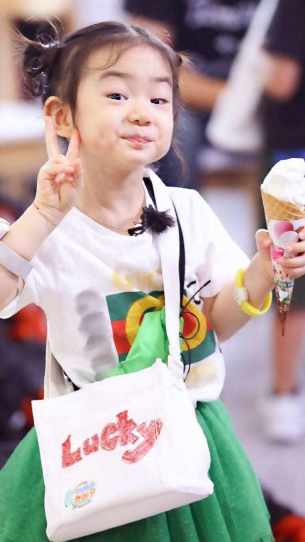 戚薇女儿探班，台下乖巧喝奶，和妈妈互动比心超可爱，你喜欢她吗？