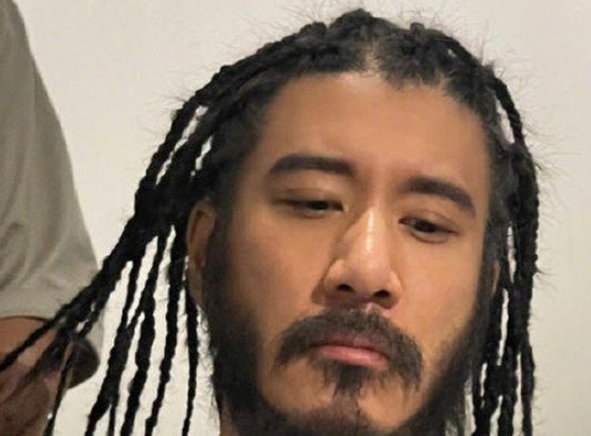 王力宏晒脏辫络腮胡自拍，这个造型有多奇怪？