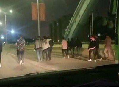 十几人并排压马路堵车被司机怒骂，这样的行为多遭人厌？