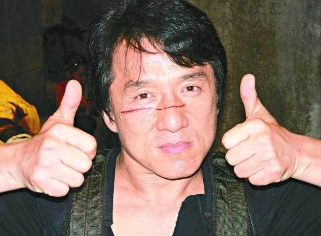 成龙被曝腰伤复发,佝偻行走需要两人搀扶,还有哪些伤病?