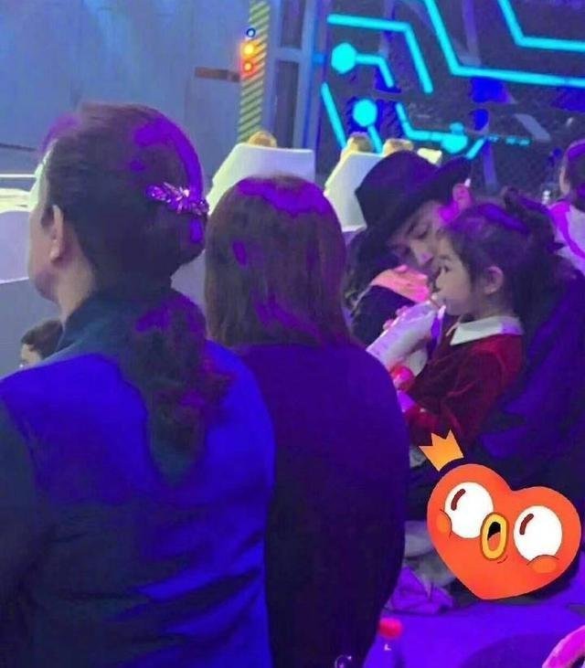 戚薇女儿探班，台下乖巧喝奶，和妈妈互动比心超可爱，你喜欢她吗？