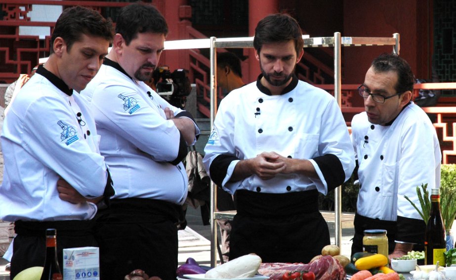 中央二台有个厨王争霸的节目,有一期是法国队拿了中国队的油,中国厨师用肥五花肉熬油,是哪一期?