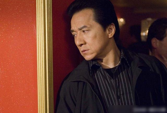 成龙被曝腰伤复发,佝偻行走需要两人搀扶,还有哪些伤病?