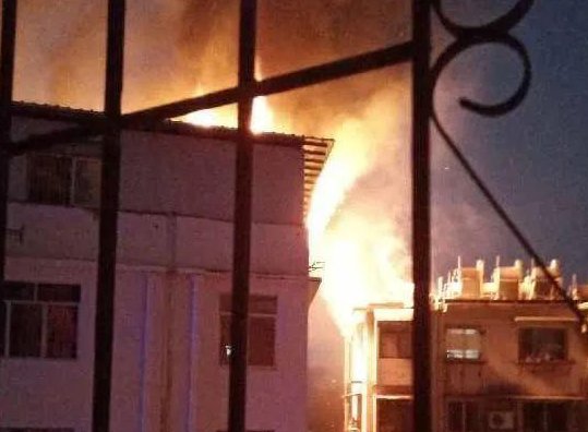 南宁一小区楼顶烧成火海，现场的火情如何？