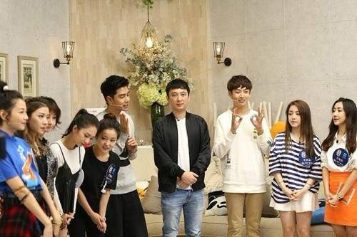 王思聪带女友看熊猫，为何他每回出游身边都是美女如云？