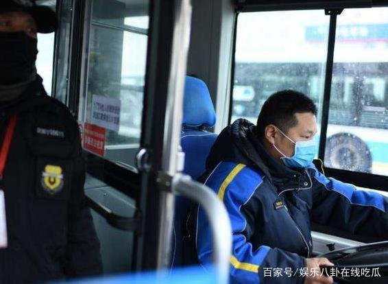 上海大妈为何拒戴口罩？她为何自称美国人？还是因为她是双重国籍？