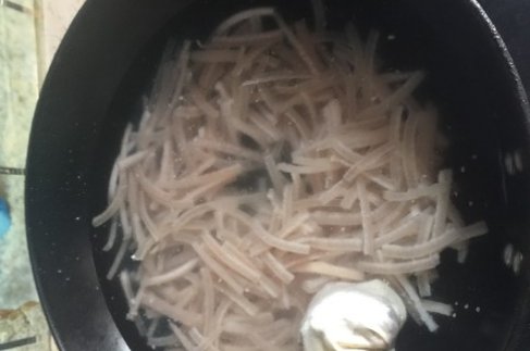 求肉皮冻的制作方法视频。