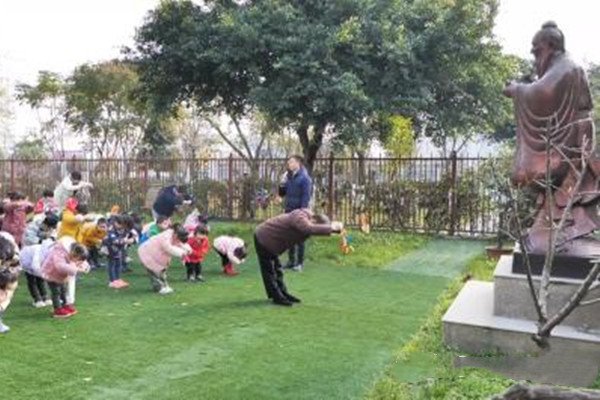 成都一幼儿园给孩子吃素,官方是如何回应的?