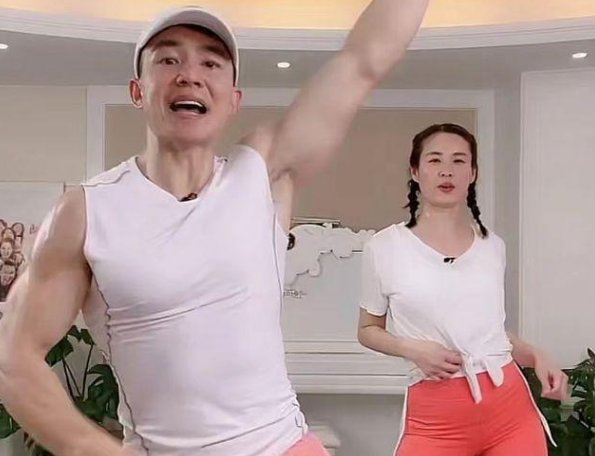 汪小菲现身刘畊宏直播间,豪刷千元火箭,对此你怎么看?