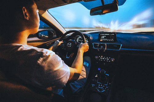 特斯拉内捡烟头整车报废，开车该不该禁烟？