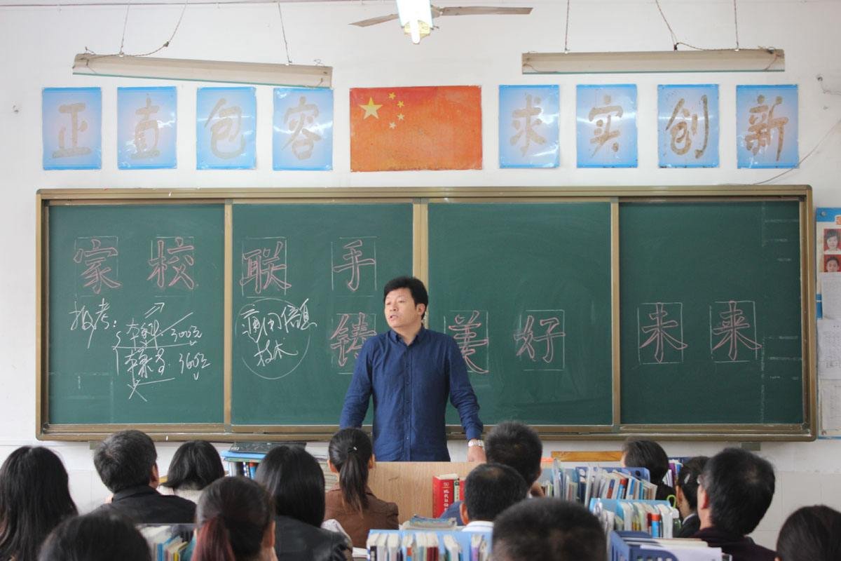 中学校长连续十年参加高考,这种做法是否在浪费国家资源?