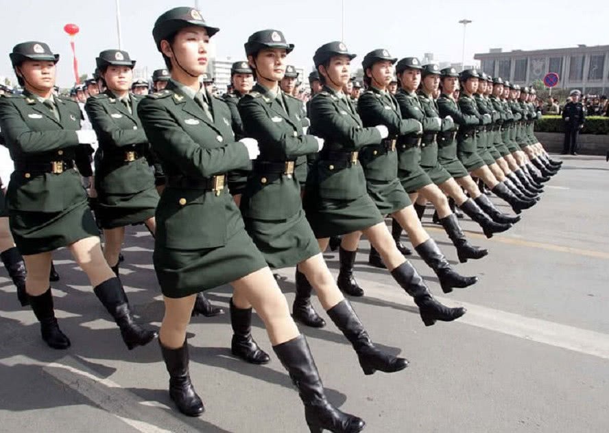 平均不满23岁女兵给导弹做体检！你如何看待这群女性？