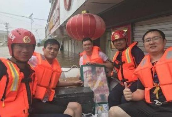 安徽官兵在洪水中捞出300多万现金,这些钱从何而来?
