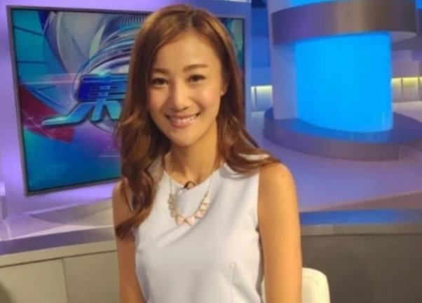 前港姐朱智贤在谁的陪同下出席记者会公开承认自己出轨并且道歉？