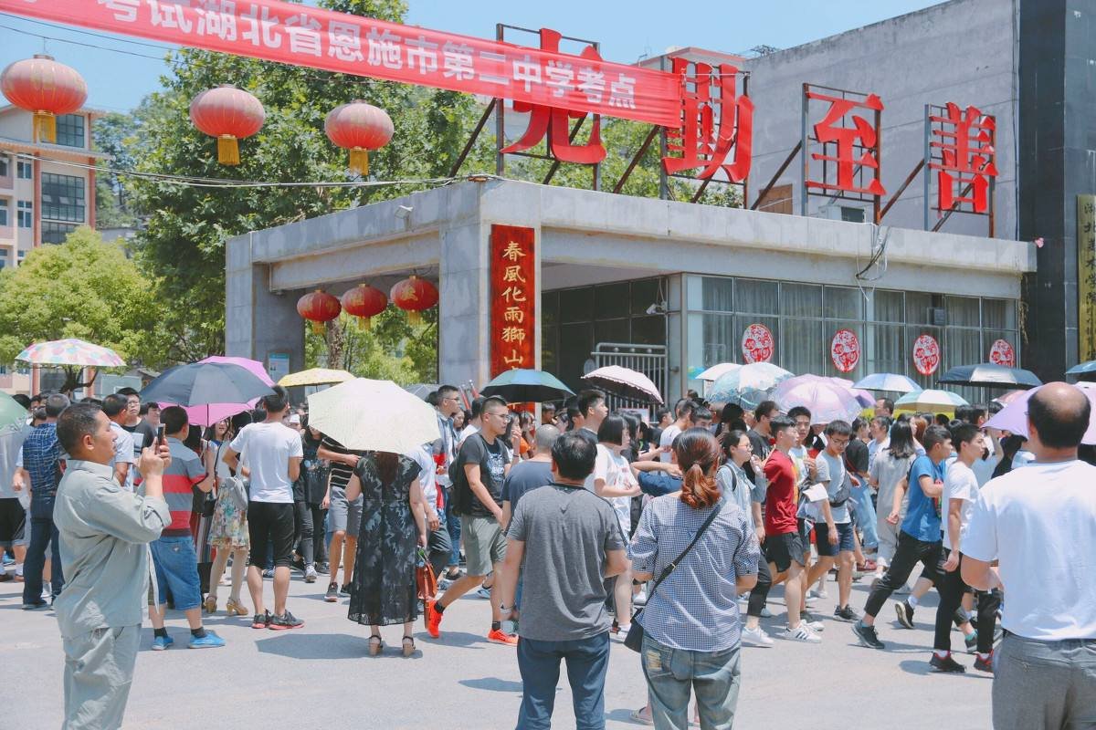 中学校长连续十年参加高考,这种做法是否在浪费国家资源?