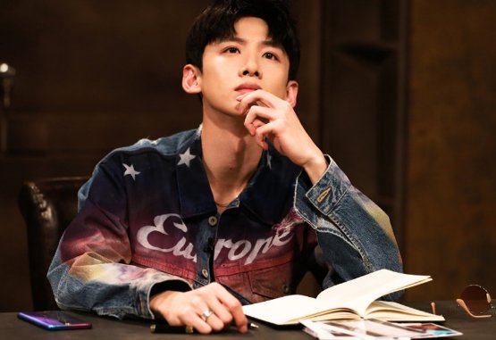 白敬亭爬山梗，堪称综艺奇男子？