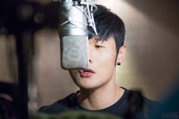 瞬间就沦陷,李荣浩让粉丝往死夸自己,艺人都出现过哪些“迷惑行为”?