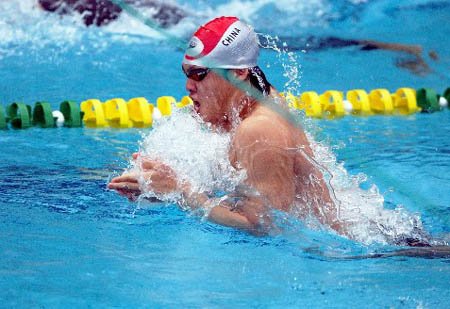 首届游泳世界杯是在哪年举办的？