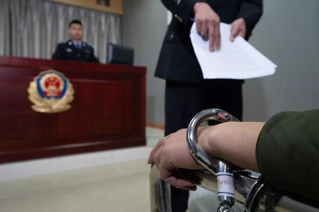 医院院长被举报接受下属排队送礼,贪污会受到怎样的处罚?