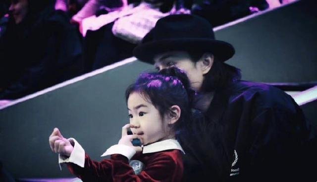 戚薇女儿探班，台下乖巧喝奶，和妈妈互动比心超可爱，你喜欢她吗？