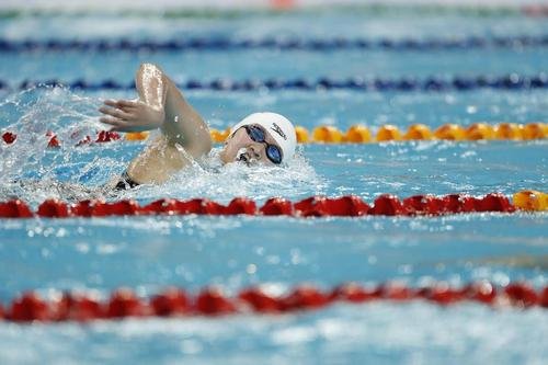 首届游泳世界杯是在哪年举办的？