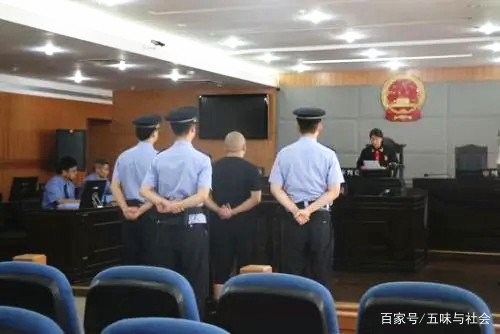 广东茂名一交警执法时遭司机砍伤,嫌犯的行为是否构成故意伤害罪?