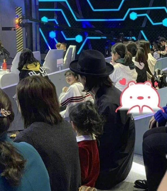 戚薇女儿探班，台下乖巧喝奶，和妈妈互动比心超可爱，你喜欢她吗？